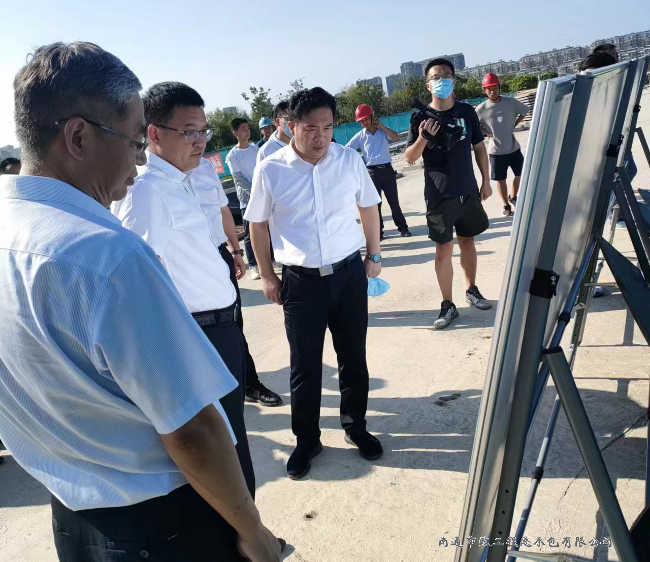 區(qū)委書記胡擁軍同志調(diào)研星城路橋梁工程建設情況